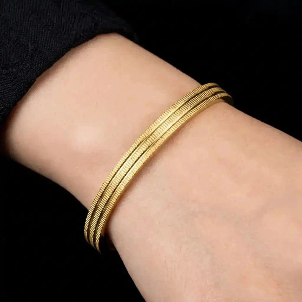 Line Flat Broad Bangle Gold Layered