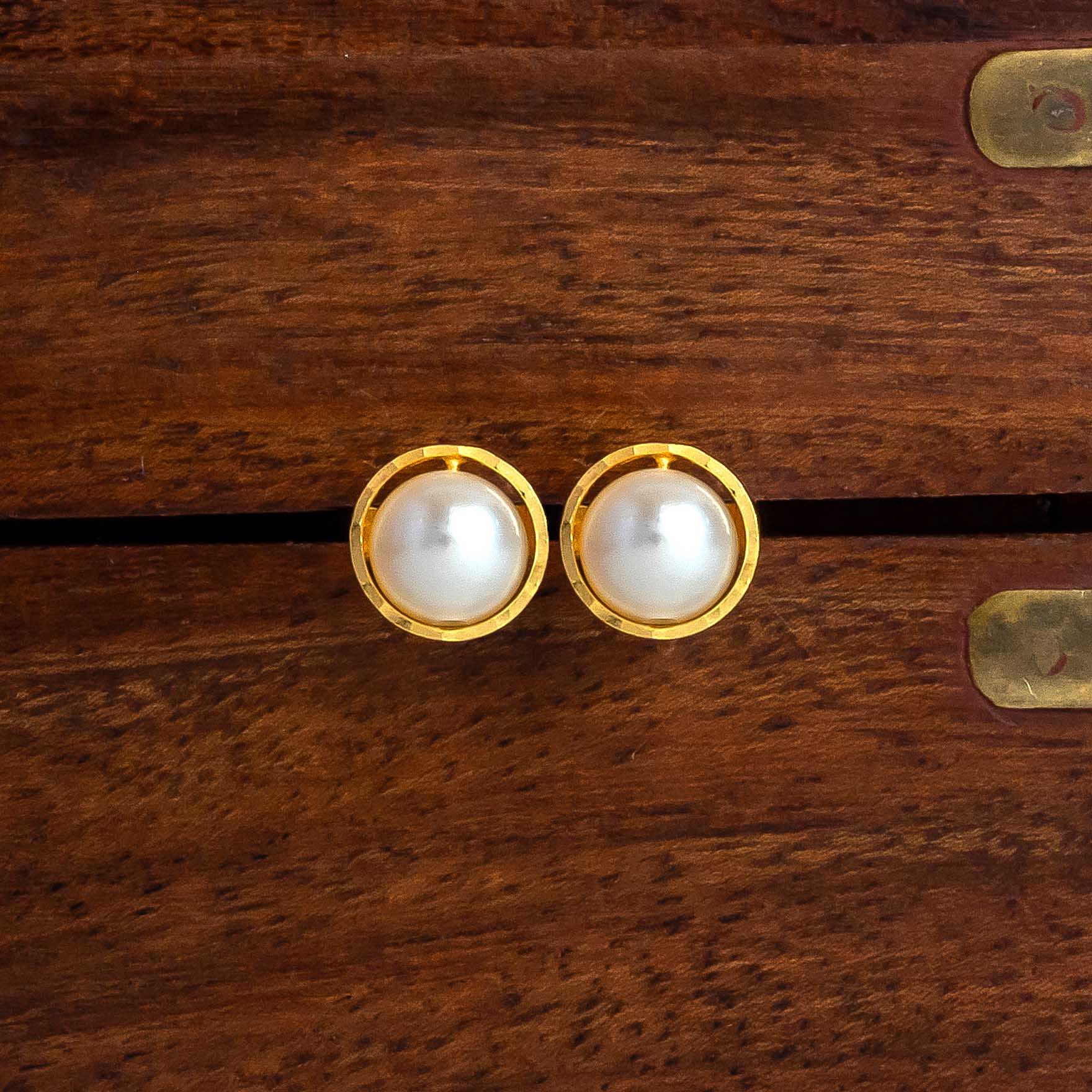 Stunning Stone Gold Layered Studs Round Shaped