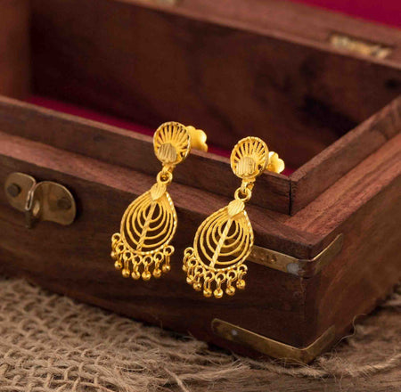 GRTJewellers on Instagram: “Match your Kasu mala with this shimmering  chandbalis and … | Gold jewelry simple necklace, Gold earrings designs,  Gold jewelry necklace